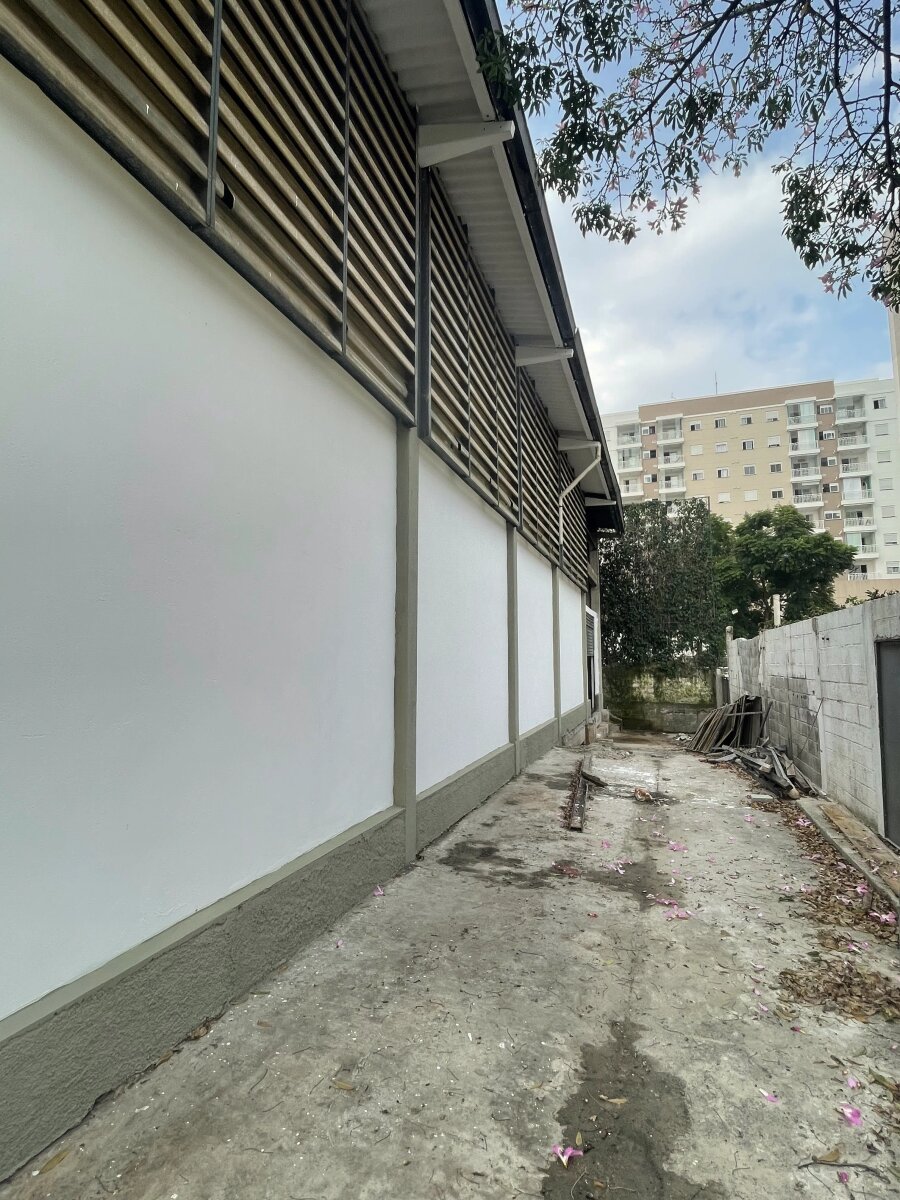 Recuo lateral para a rua de 4m.